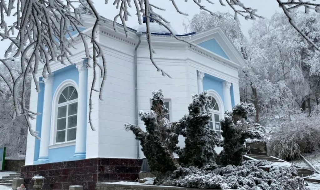 Славяновский источник в Железноводске зимой
