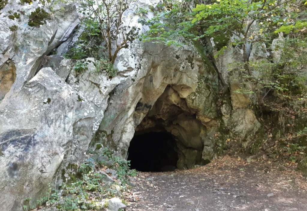 Пещера вечной мерзлоты в Железноводске летом