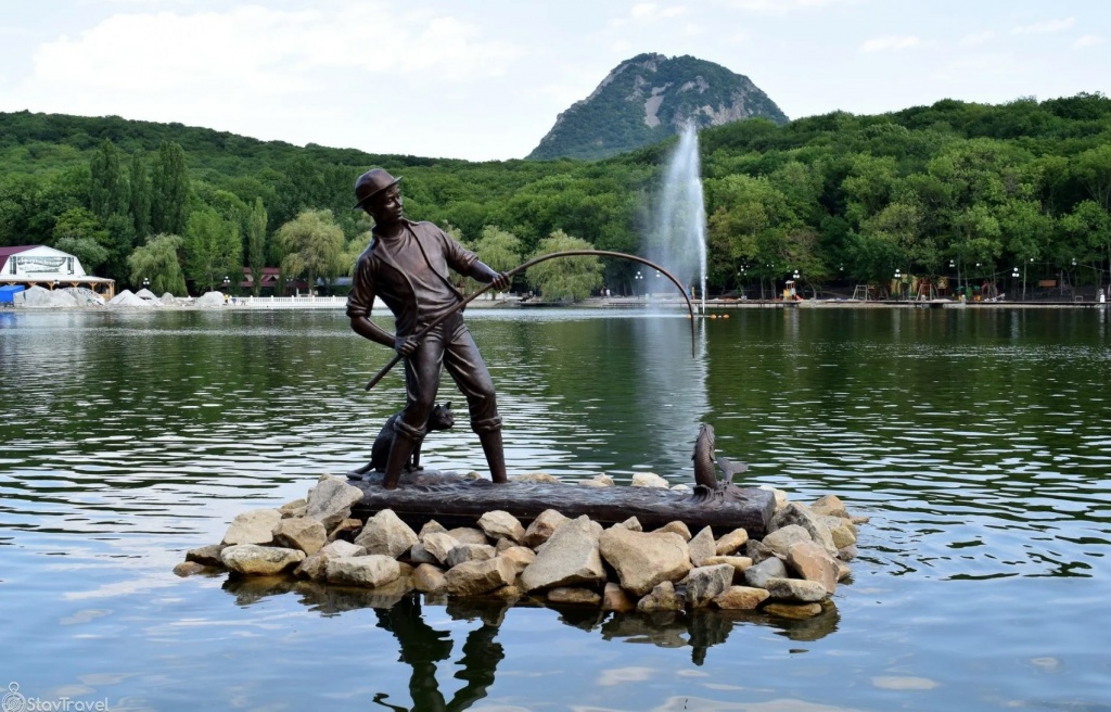 Курортное озеро в Железноводске скульптура кот рыболов